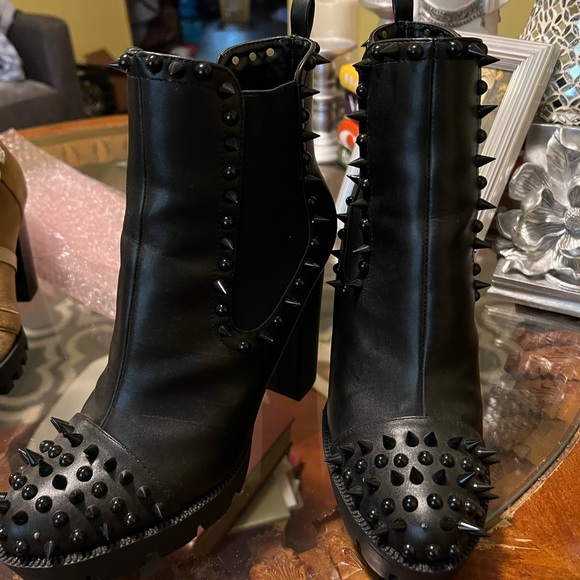 Two pair of Boots - Picture 2 of 4